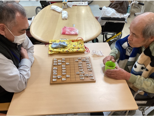 お互い真剣な眼差し。笑