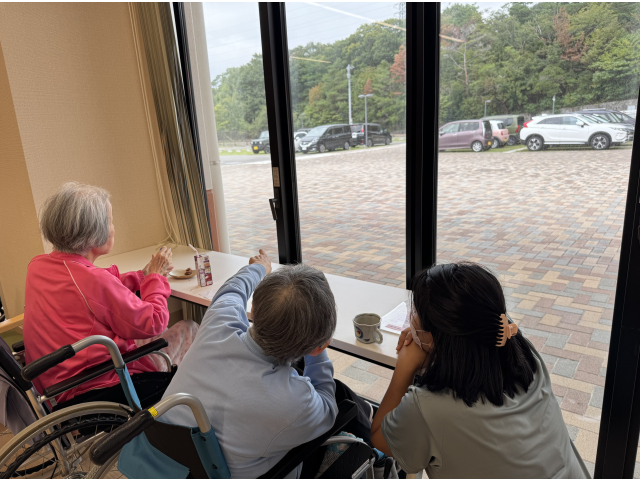 技能実習生と外を見てのんびり♪