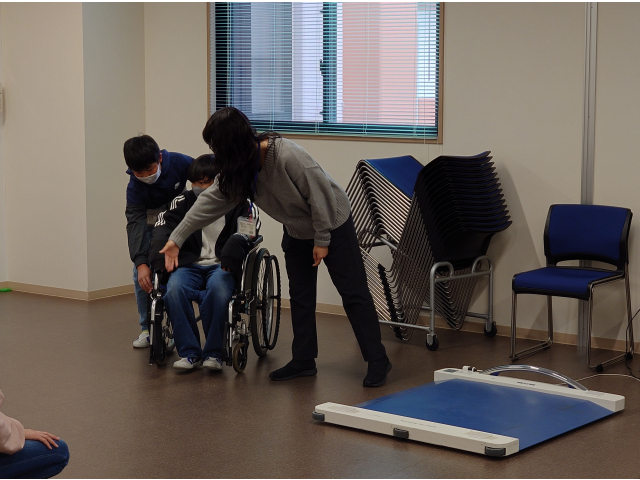 車いす用体重計の計測体験