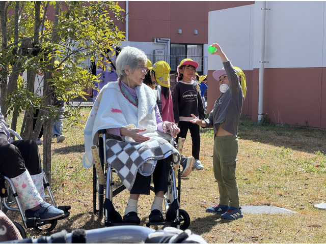 こーんなおっきなボールも投げれるんだよ！