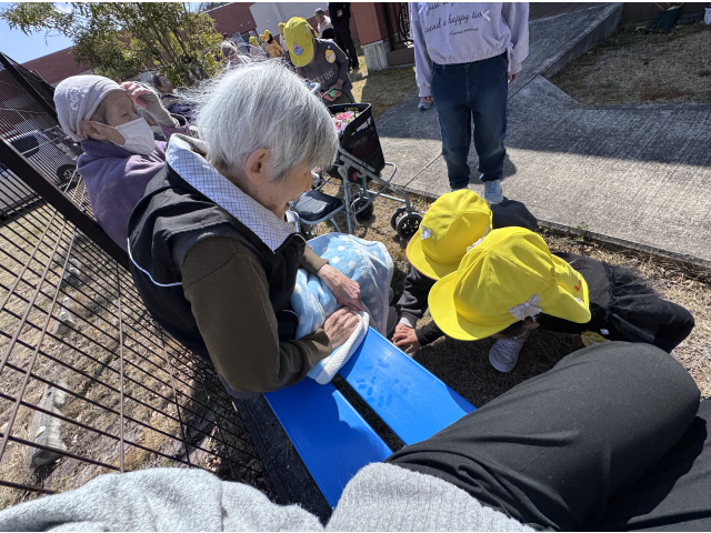 足元のまつぼっくりくーださいっ！