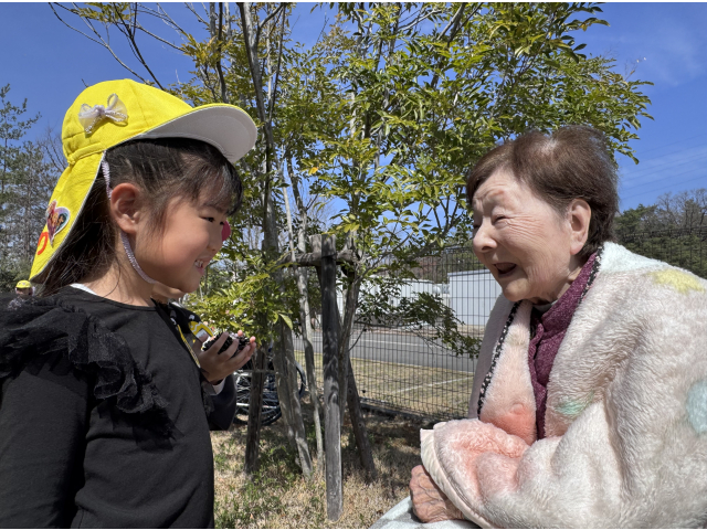 こっちのおばあちゃんにも歯が抜けたこと知らせなきゃ(ง ˙o˙)วｴｯﾎｴｯﾎ