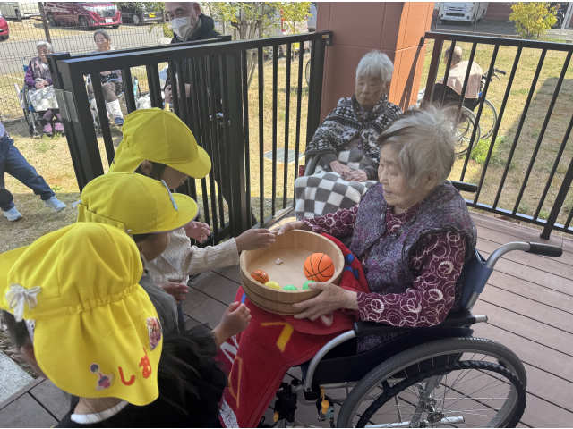 遊び終わったボールをお片付け♪