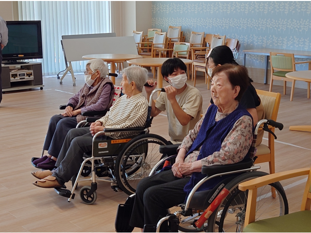 恥ずかしがり屋の入居者の皆さんは後ろで見学