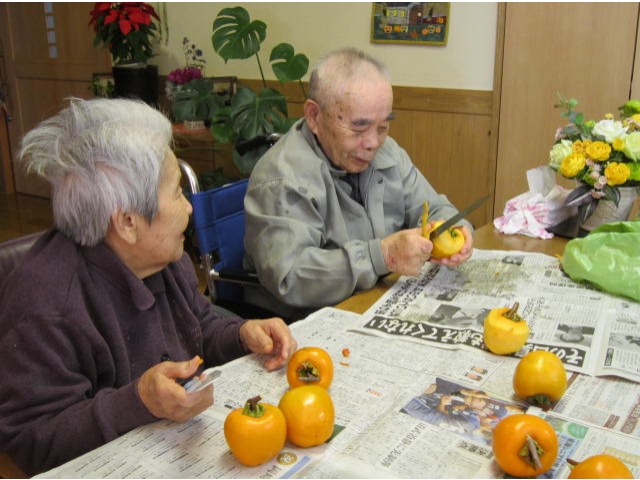 昔を思い出し、うたを歌いながらの柿むき作業