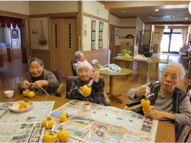 皮をむいた柿に紐を付ける作業