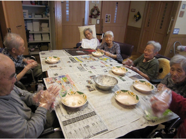 皆さん慣れた手つきです