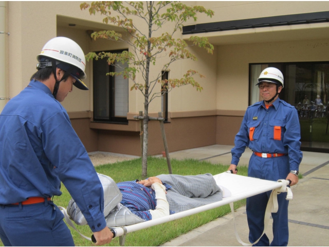 消防団の方による担架搬送