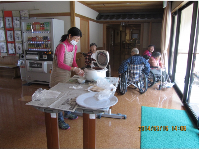 ご飯を練って、串に・・・