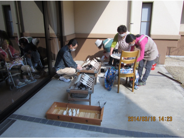 炭火で焙ります