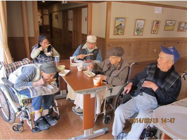 せせらぎ・皆さん、おいしそうに食べられています