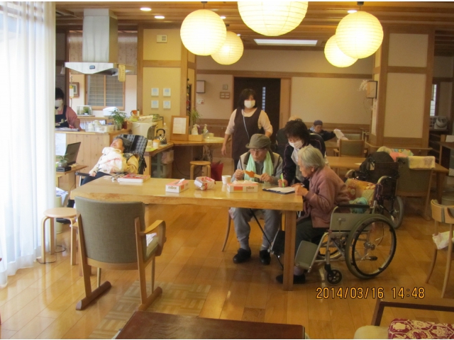 すずかぜ・リビング内で食べられました