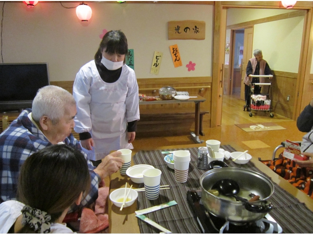 職員も割烹着でおもてなし