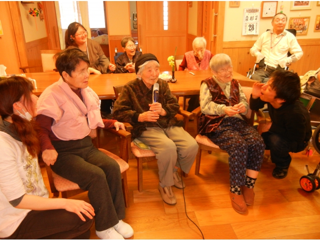 みんな仲良くで唄いましょう。