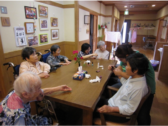女性入居者・職員全員でやって美人に変身