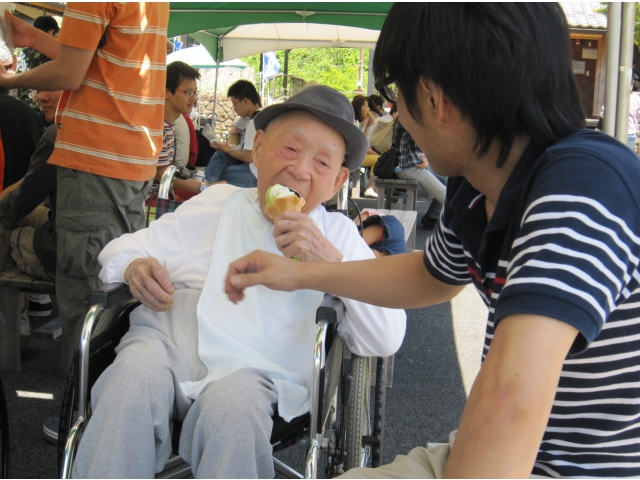 うまい！と言いながら　　食べての一枚
