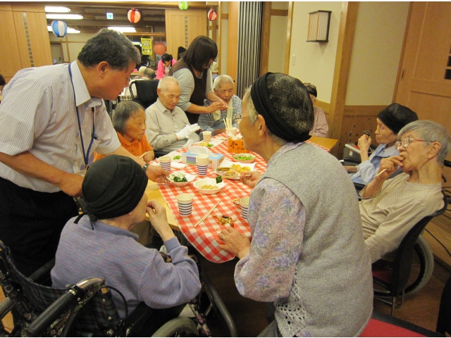 苑長もお酌をしてまわります