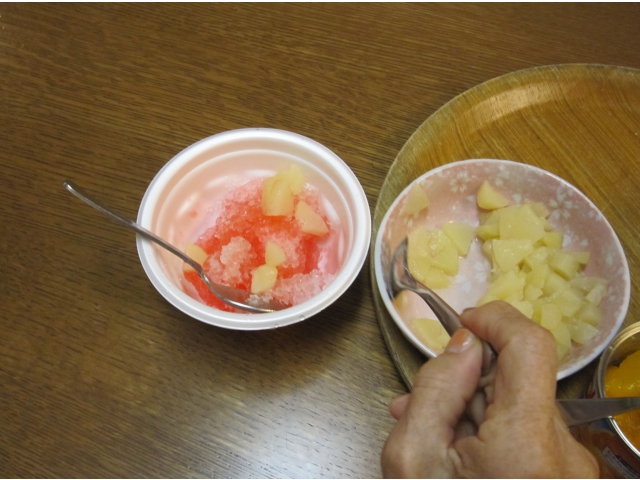 好きなシロップにお好みでフルーツをトッピング。