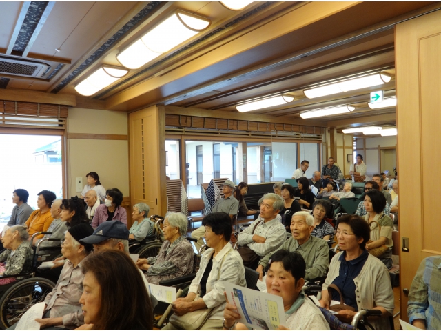 会場に入りきれず玄関にまで人が・・・