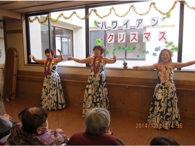 「フラダンス」　　歓声と拍手が響いています。