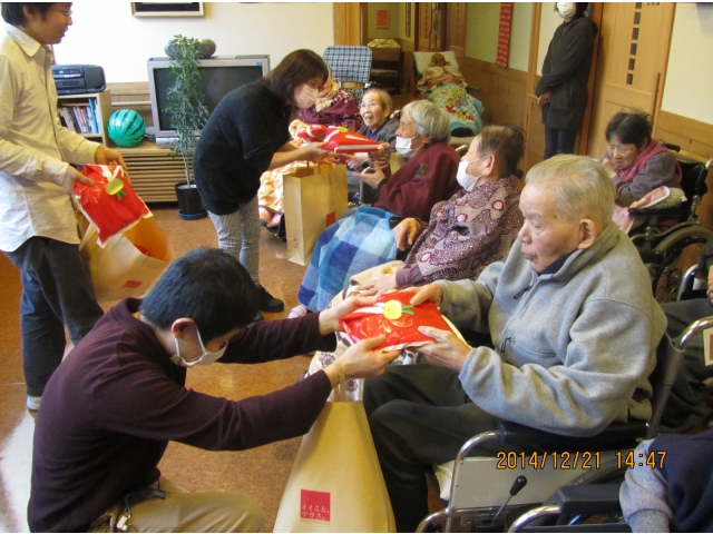 「プレゼント贈呈」　　皆さん、嬉しそうでした。