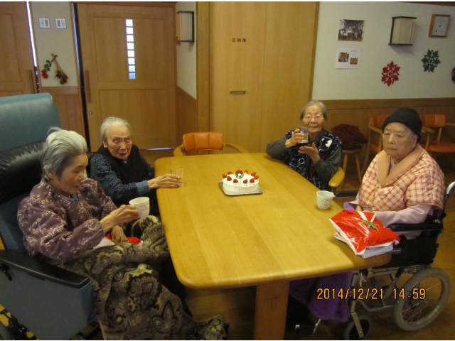 「仲良し4人で乾杯」
