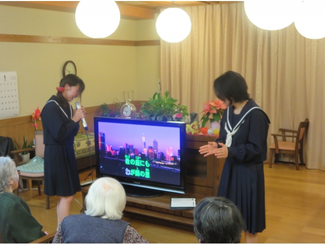 女子二人で歌います。