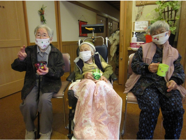 完成したマスクとコップで「ハイ　チーズ！」