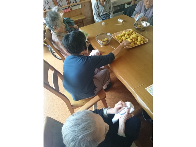 つける前に串で穴開けます。