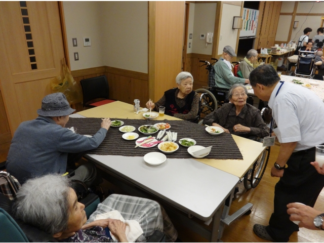 にぎやかな会場