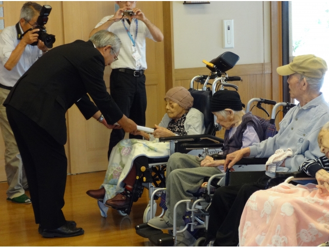 町長さんより一人ひとりに手渡しされました