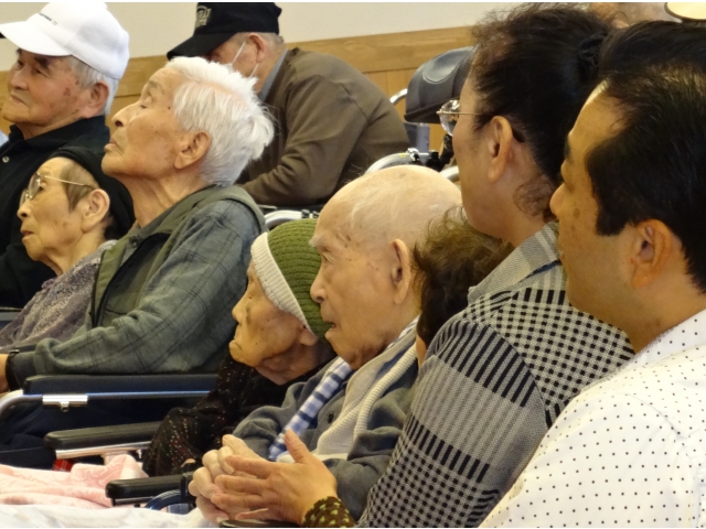 手拍子を打って聞いています