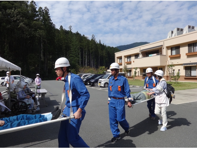 消防団の方による担架搬送