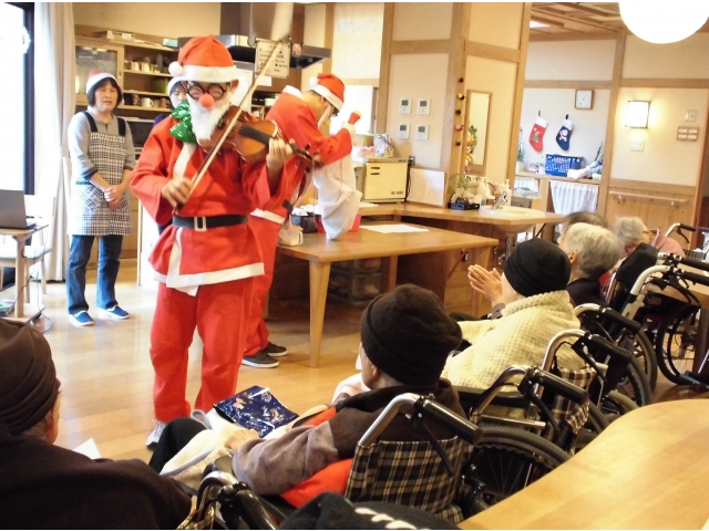 ユニットにて、バイオリン演奏