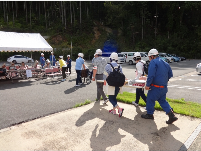 消防団の方による担架搬送