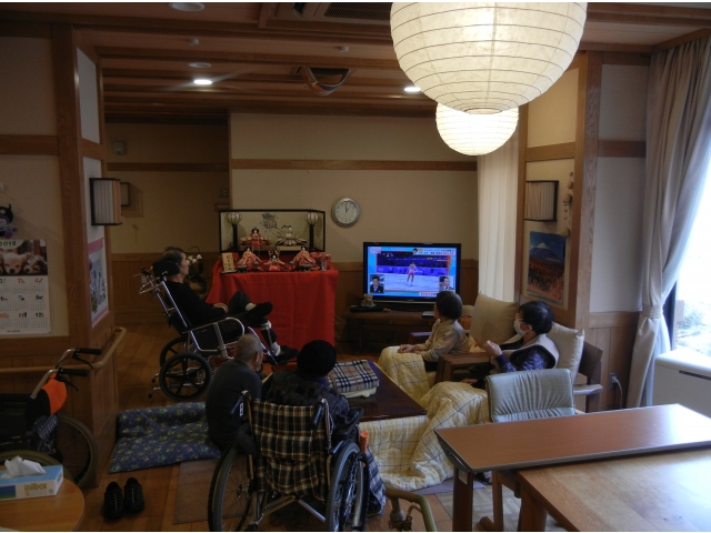 食後の団欒時にお雛様の隣でゆっくりされています。