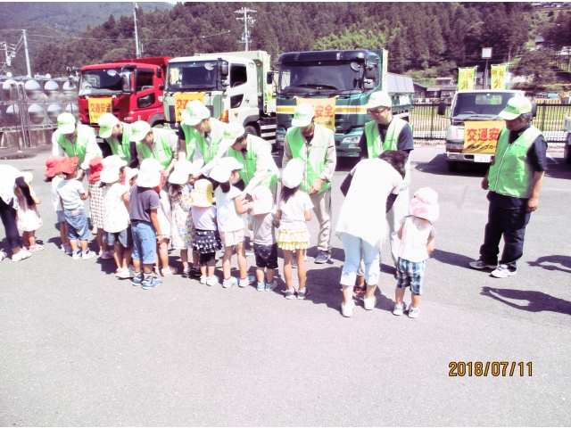 ダンプカー協会から記念品の贈呈