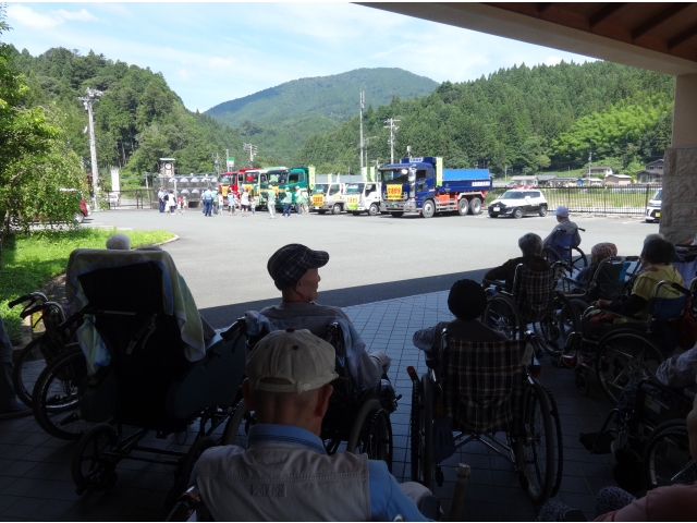 遠くから見守っています