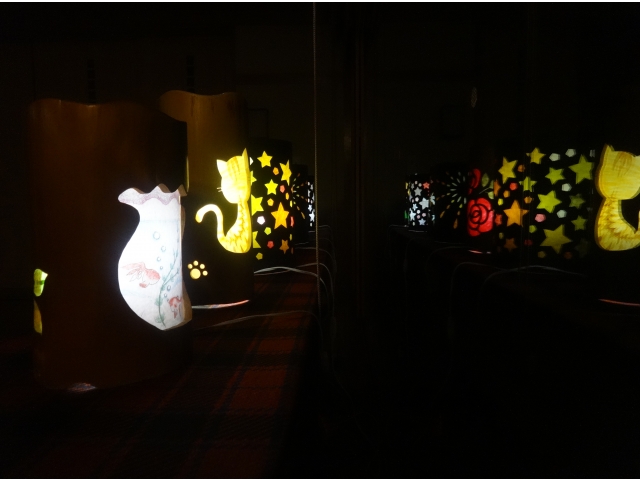 夜はガラスに反射してさらにキレイに！