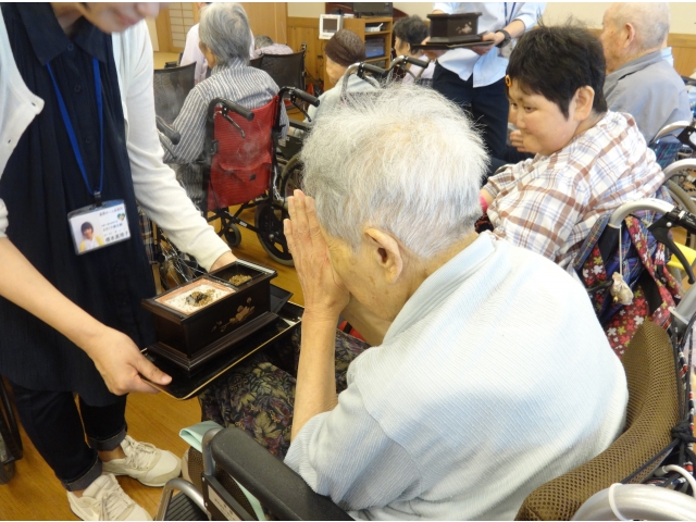 お焼香を挙げています