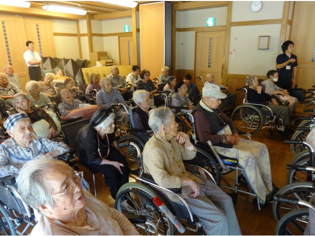 説明を真剣に聞いています