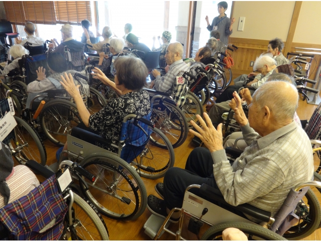 音楽に合わせて身体を動かしています