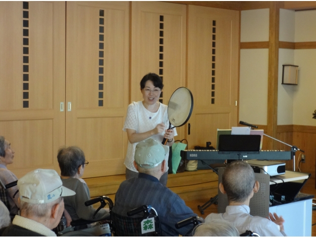 うちわ太鼓（パドルドラム）が祭りの雰囲気を醸し出します