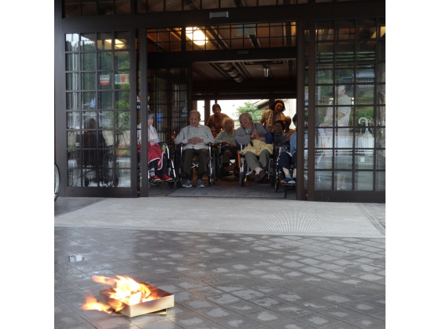 炎の動きが風の強さを物語っています