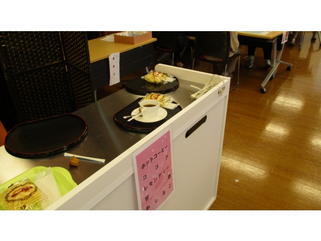 飲み物とケーキを召し上がれ