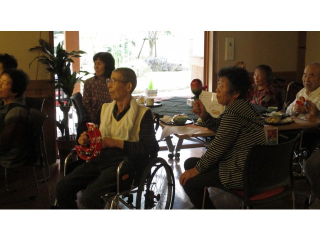 「歌唱」と「楽器演奏」を同時に行っています