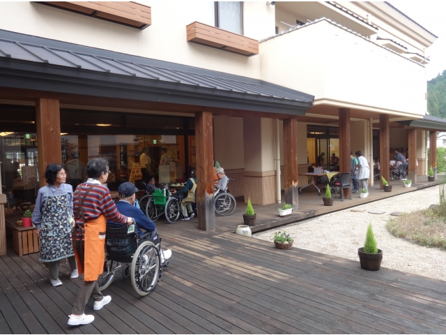 気候も良いのでテラスに出てお茶するのもいいです