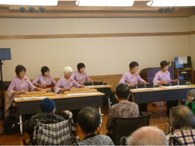 かきつばた会さんによる「大正琴」の演奏風景です