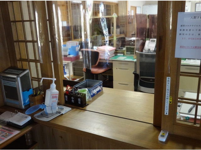 窓口には
ビニールを設置
