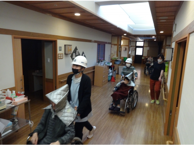 避難場所へ向かいます